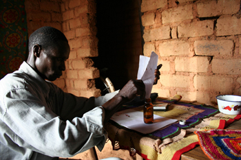 Guaritore bambari al lavoro nel suo ambulatorio (Repubblica centrafricana). Foto di Andrea Ceriana Mayneri